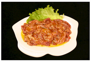 美味茄盒摆于生菜之上