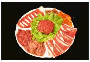 丰盛拼盘烤肉食材