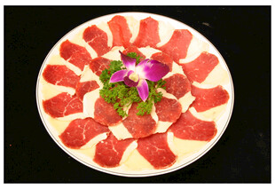 精美摆盘的鲜嫩牛肉片