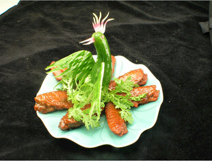 生菜配烤肉摆盘精致