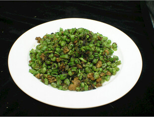 盘中翠绿花椒粒