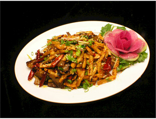 美味炒面配精致摆盘