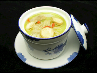 青花瓷碗中的美味养生汤