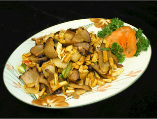 美味炒蘑菇配胡萝卜装饰