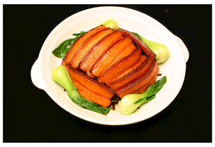 美味卤猪蹄配蔬菜