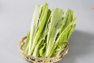 竹篮中的鲜嫩莴笋叶