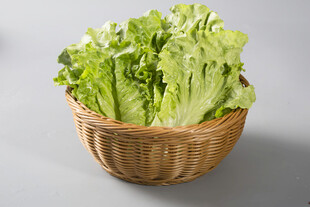 竹篮中的鲜嫩生菜