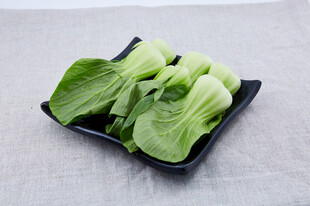 新鲜青菜摆放在黑色托盘中