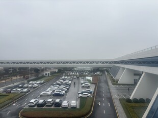 俯瞰大型停车场及周边