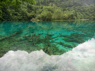 清澈碧绿的山间幽美湖水