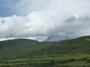 青山云海间的自然美景