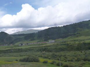 山间绿野 云下秀丽风光