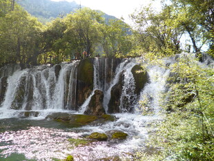 山间秀丽瀑布景观