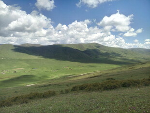 广袤草原与蓝天白云美景