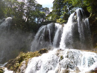 壮观秀丽的山间瀑布景观