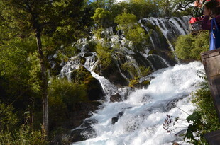 山间瀑布旁的美丽景致