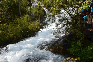 山间湍急溪流景观