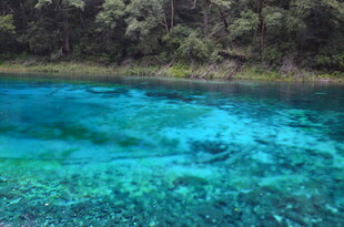 清澈蓝绿色湖水自然美景