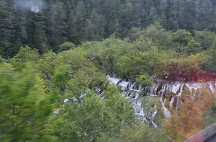 山林间的溪流景观