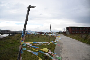 藏区路旁经幡飘扬