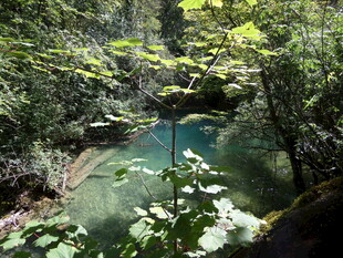 山林间的清澈幽潭