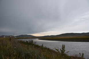黄昏下宁静的河畔风光