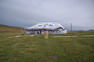 草原上的特色球形建筑