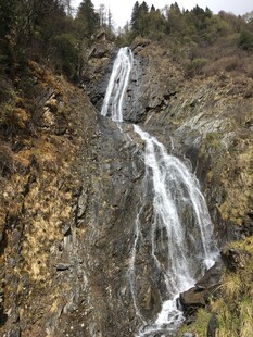 山间壮丽瀑布景观