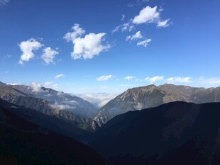 壮丽山景与蓝天白云