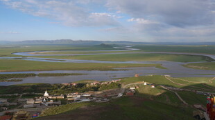 广袤草原上的村落景观