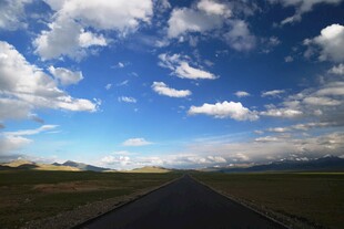 旷野公路上的蓝天白云
