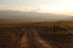 黄昏下的乡间土路
