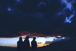 夕阳下的三人剪影