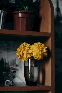 花瓶中的黄色花朵摆于架上