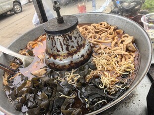 大锅中煮着多样食材