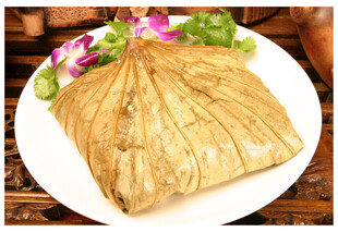 美味豆皮摆于盘中