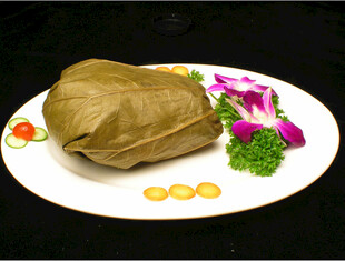 荷叶包裹美食摆于盘中