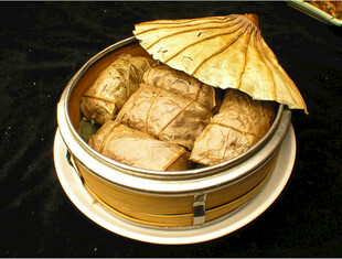 竹制蒸笼里的美味豆腐