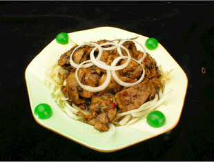 美味洋葱炒肉拌面