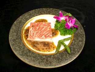 精致摆盘的美味肉类菜肴