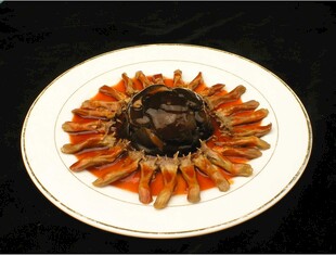 精美摆盘的特色菜肴