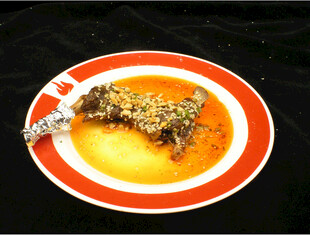 橙盘上的美味特色菜肴