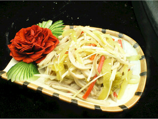 雕花摆盘的精美凉拌菜