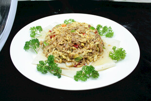 美味炒面摆盘精致