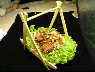 竹架上的美味蟹肉沙拉