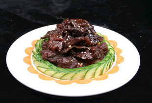 凉拌海参配翠绿瓜丝