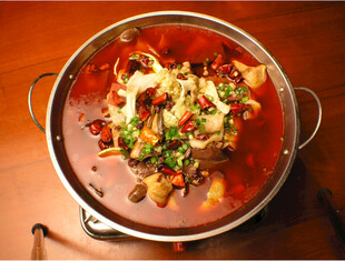 美味红汤火锅热气腾腾