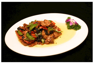 美味小炒肉摆于盘中