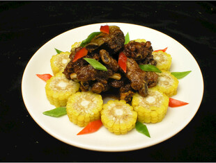 玉米配排骨美食一盘