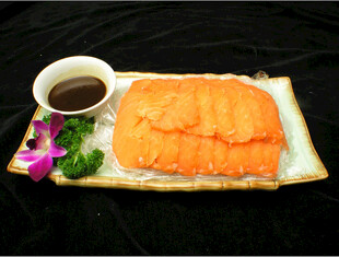 新鲜三文鱼刺身摆盘